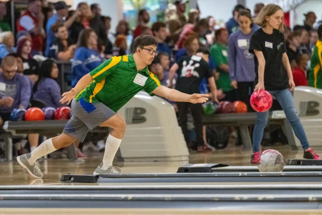 We’re looking for volunteers to hit the lanes with us this fall! 

Special Olympics Washington bowling competitions are happening across the state, and we need volunteers to help create a great competition experience for our athletes.

Grab a friend, coworker or family member and join us for a day at the lanes!

Find an upcoming event and sign up to volunteer by clicking the link in our bio!